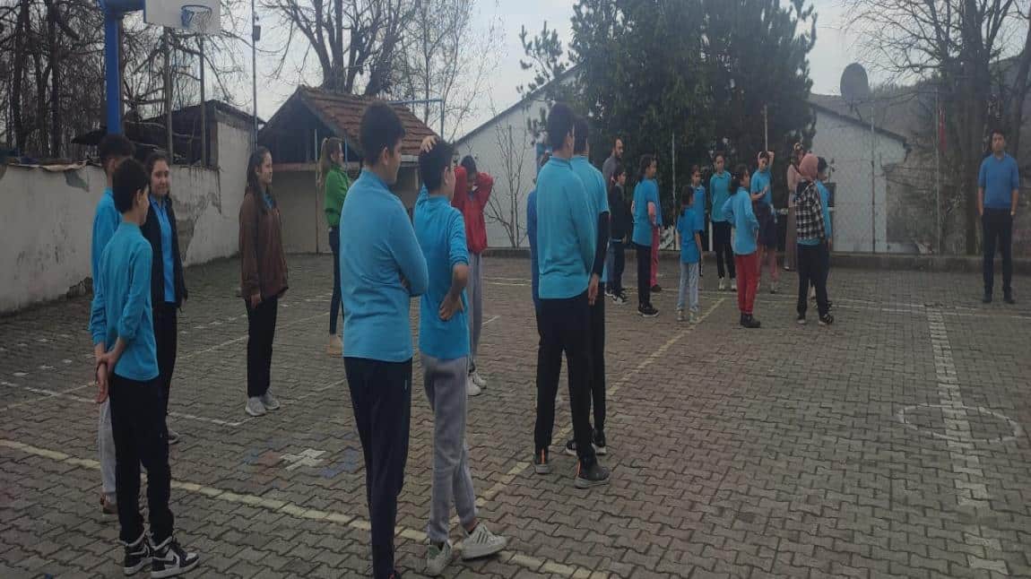 Dereköseler Ortaokulu Öğrencileri Deprem Tatbikatıyla Acil Durumlara Hazırlanıyor